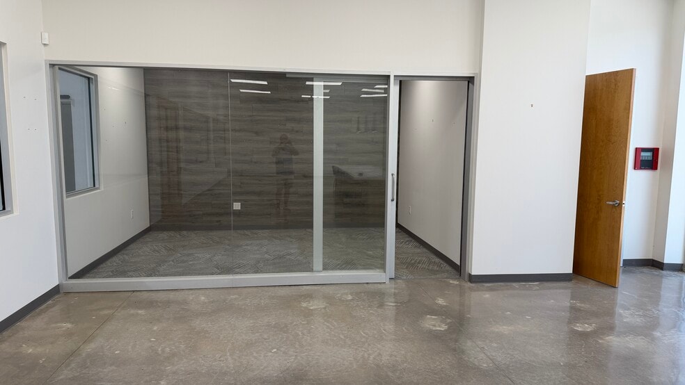 More Photos Of 2433 Tarpley Rd, Carrollton Warehouse For Lease