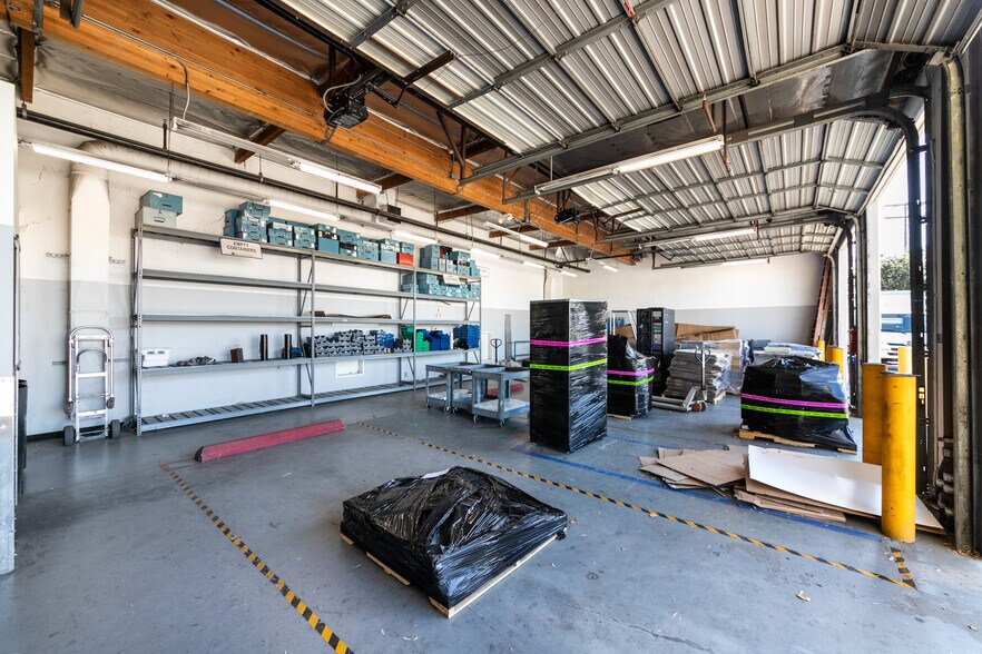 More Photos Of 520 E Easy St, Simi Valley Warehouse For Lease
