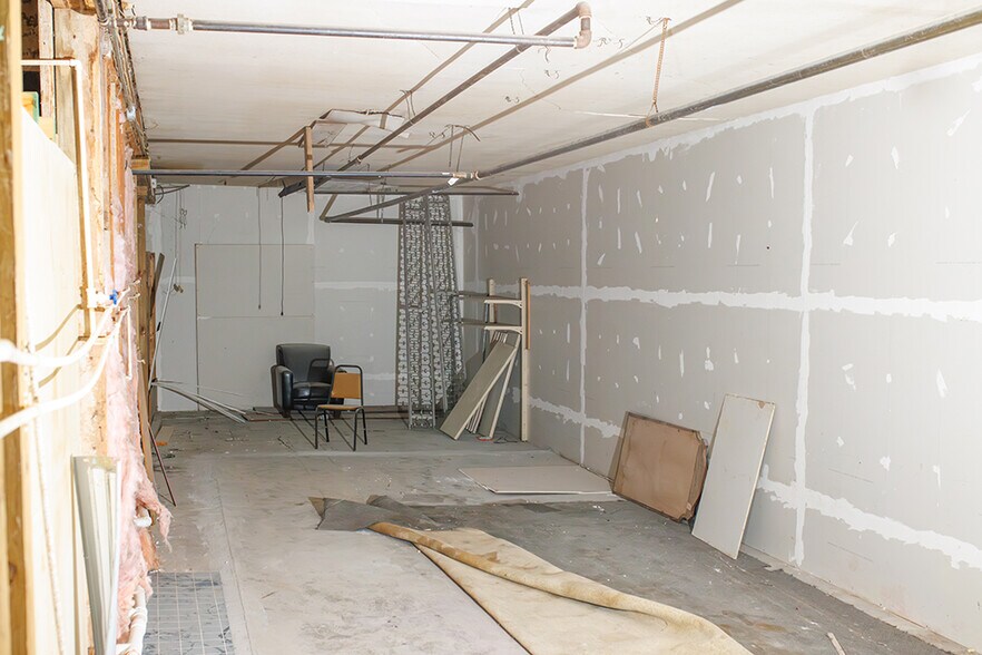 More Photos Of 719 Central Ave W, Hampton Flex For Lease