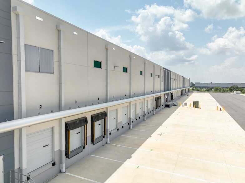 More Photos Of 5501 Lee Vista Blvd, Orlando Unknown For Lease