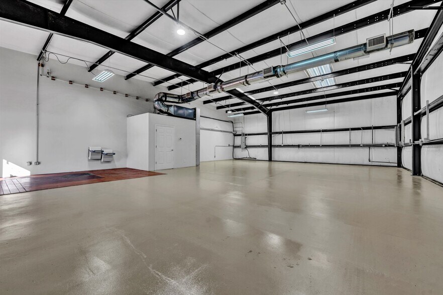 More Photos Of 6530-6536 Commonwealth Dr, Roanoke Research And Development For Lease