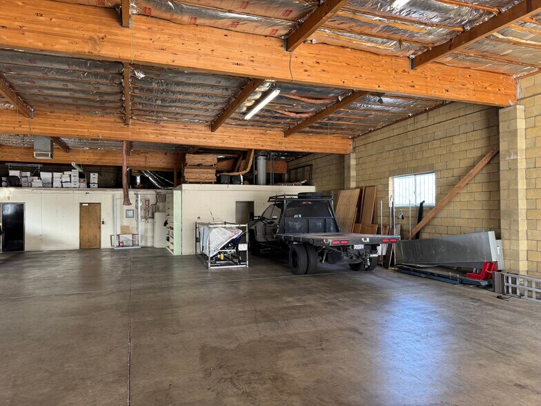 More Photos Of 15453 Cholame Rd, Victorville Warehouse For Lease