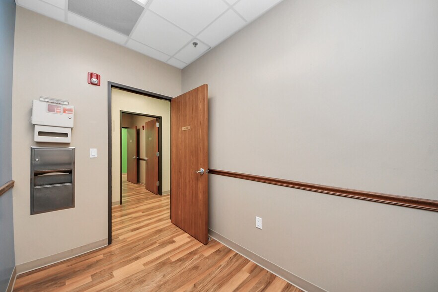 More Photos Of 3521 Town Center Blvd, Sugar Land Medical For Lease
