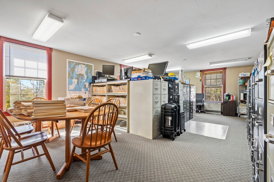 More Photos Of 1037 Wiscasset rd, Boothbay Flex For Sale