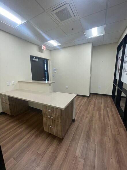 More Photos Of 500 S Chinowth Rd, Visalia Office For Lease