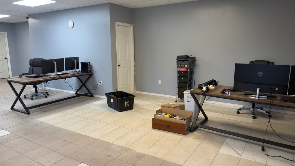 More Photos Of 2800 Delano St, Pensacola Warehouse For Lease