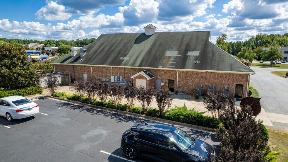 More Photos Of 987 East St, Pittsboro Storefront Retail Office For Lease