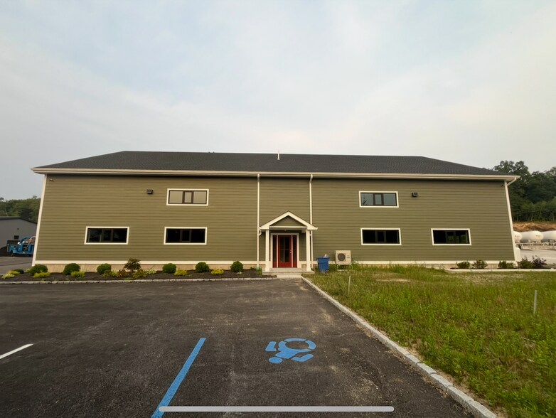 More Photos Of 125 Commerce Dr, Carmel Warehouse For Lease