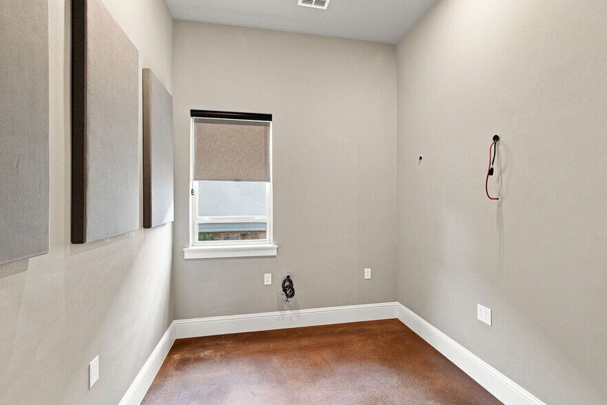 More Photos Of 642 Stoneglen Dr, Keller Office For Sale