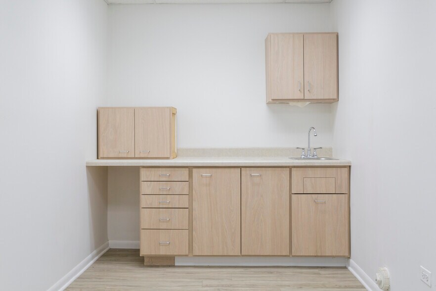 More Photos Of 1835 N 19th Ave, Melrose Park Medical For Lease