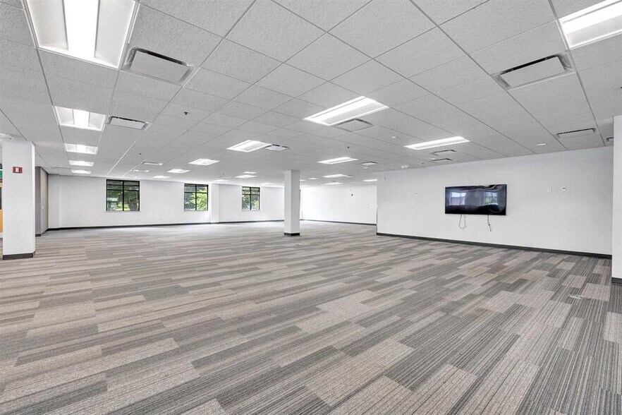 More Photos Of 325 Reid St, De Pere Office For Sale