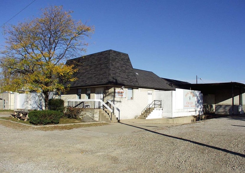 More Photos Of 10691 Kenwood Rd, Cincinnati Showroom For Lease