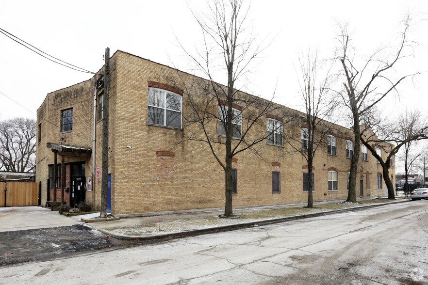 More Photos Of 1633 N Hamlin Ave, Chicago Office For Lease