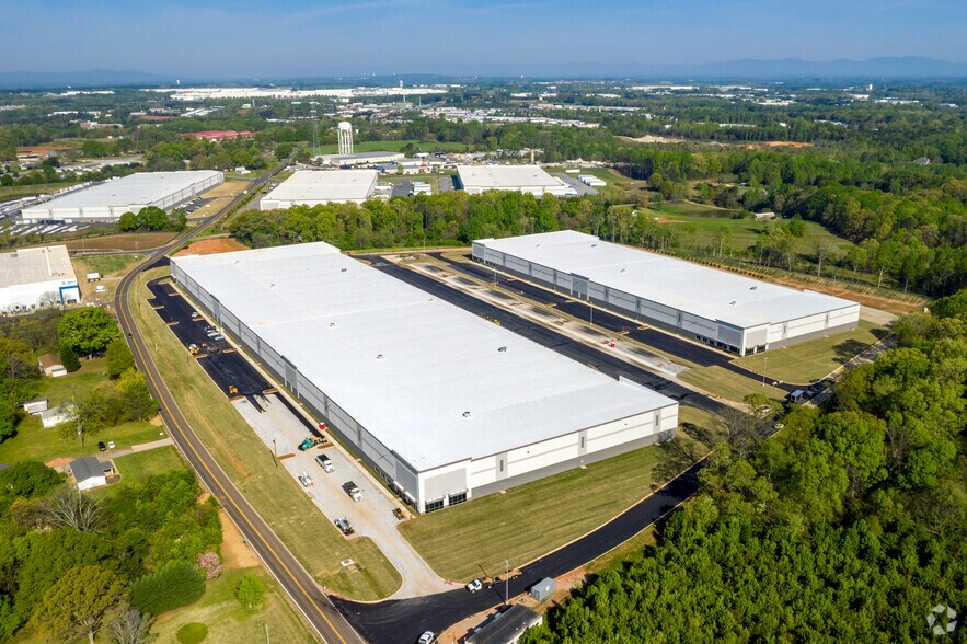 More Photos Of 423 Apple Valley Rd, Duncan Distribution For Lease