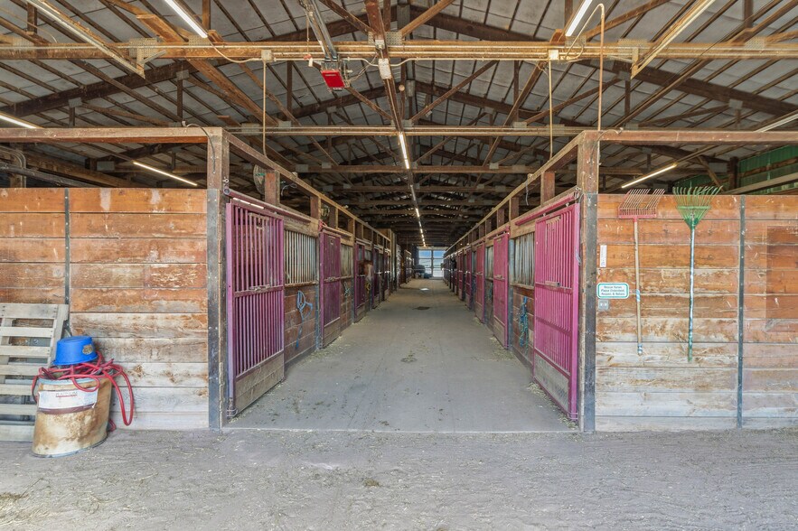 More Photos Of 7820 SE Vandalia Dr, Runnells Veterinarian Kennel For Sale