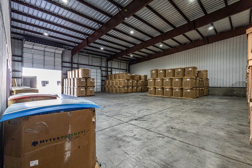 More Photos Of 13806 N Unitec Dr, Laredo Warehouse For Lease