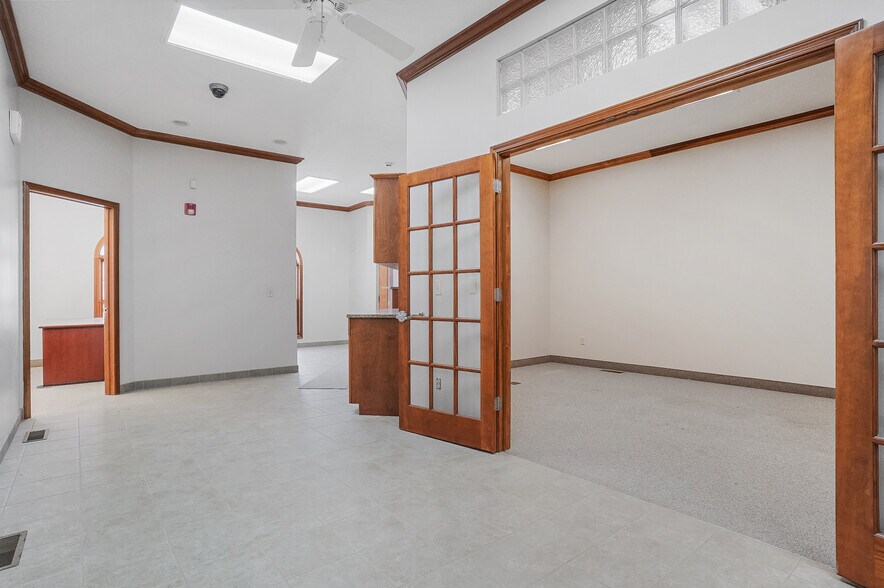 More Photos Of 120 W Aurora Rd, Northfield Medical For Lease