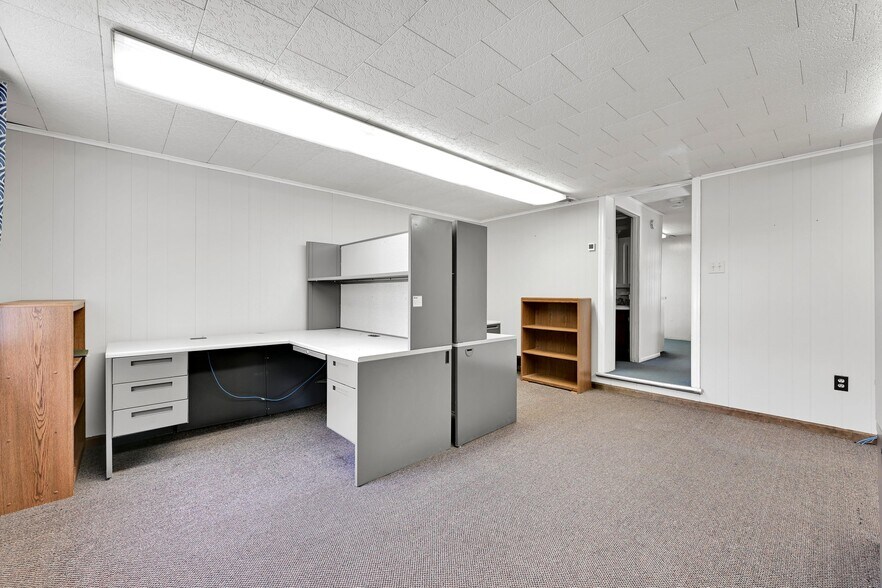 More Photos Of 26 N Railroad St, Palmyra Office For Sale