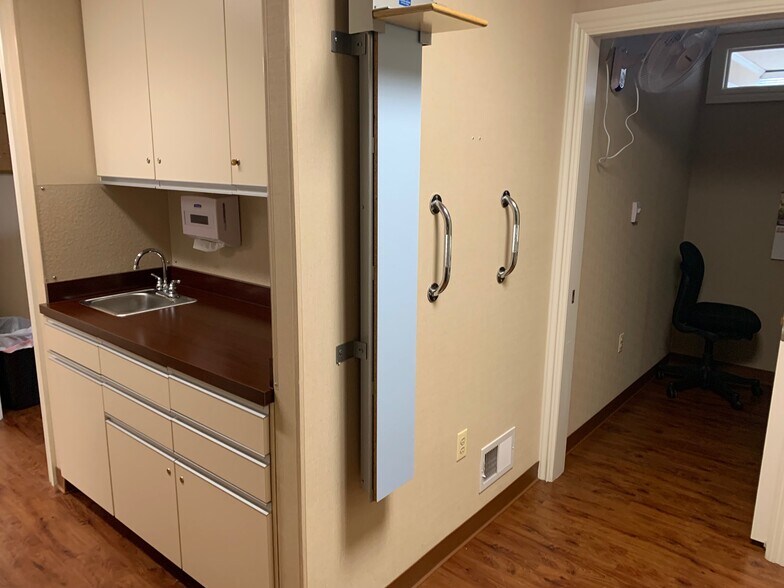 More Photos Of 8 Quakerbridge Plz, Hamilton Office For Sale