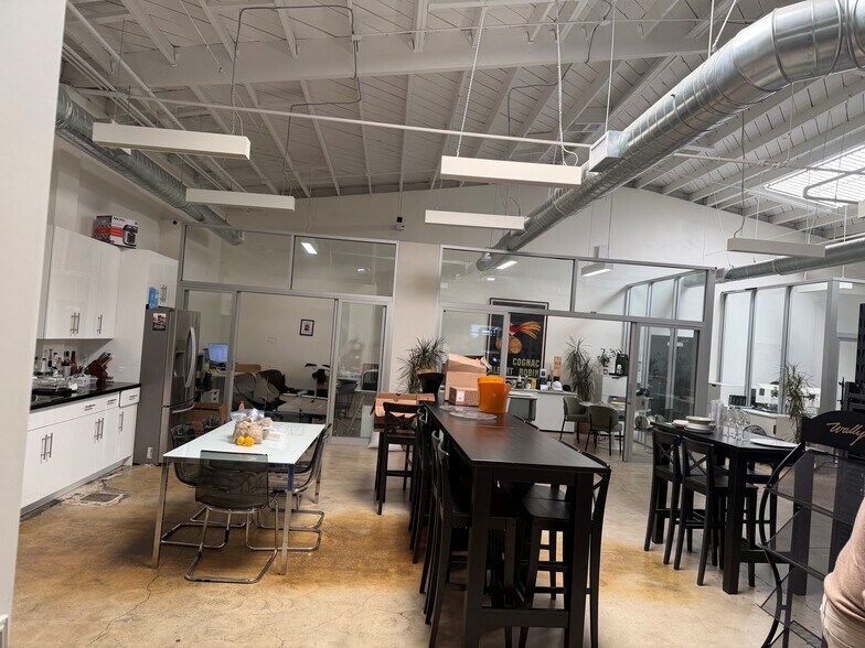 More Photos Of 10451-10463 W Jefferson Blvd, Culver City Warehouse For Lease