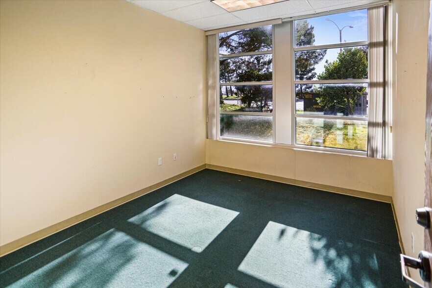 More Photos Of 42913 Capital Dr, Lancaster Light Manufacturing For Sale