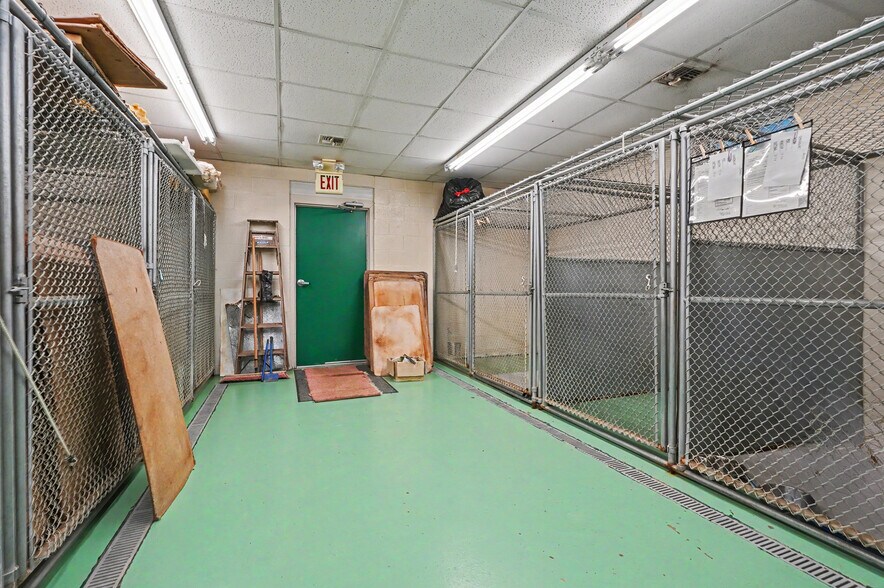 More Photos Of 4250 Herr Fieldhouse Rd, Southington Veterinarian Kennel For Sale