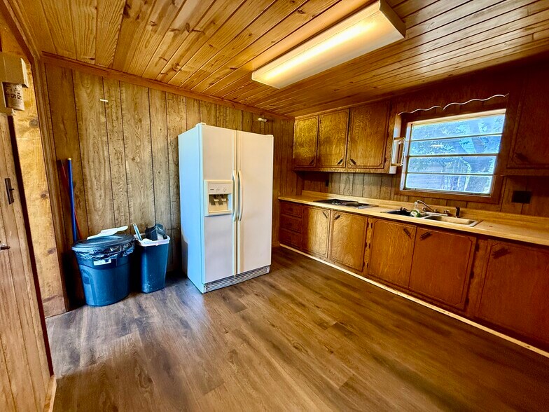 More Photos Of 836 Farm 71 rd, Talco Industrial For Sale