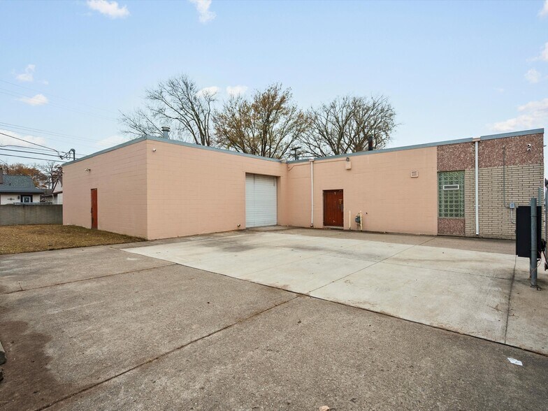 More Photos Of 23409 Dequindre Rd, Hazel Park Manufacturing For Lease