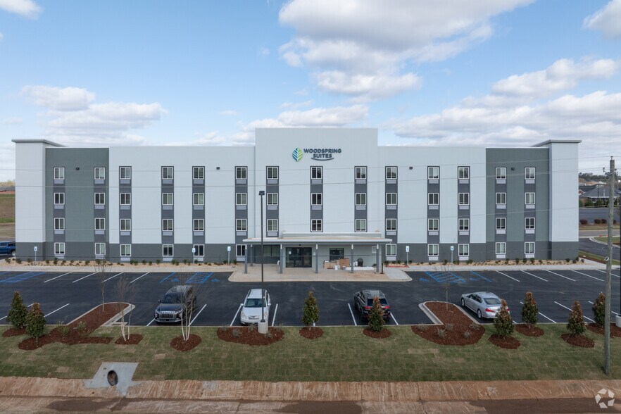 More Photos Of 900 Boardroom Dr, Prattville Hotel For Sale