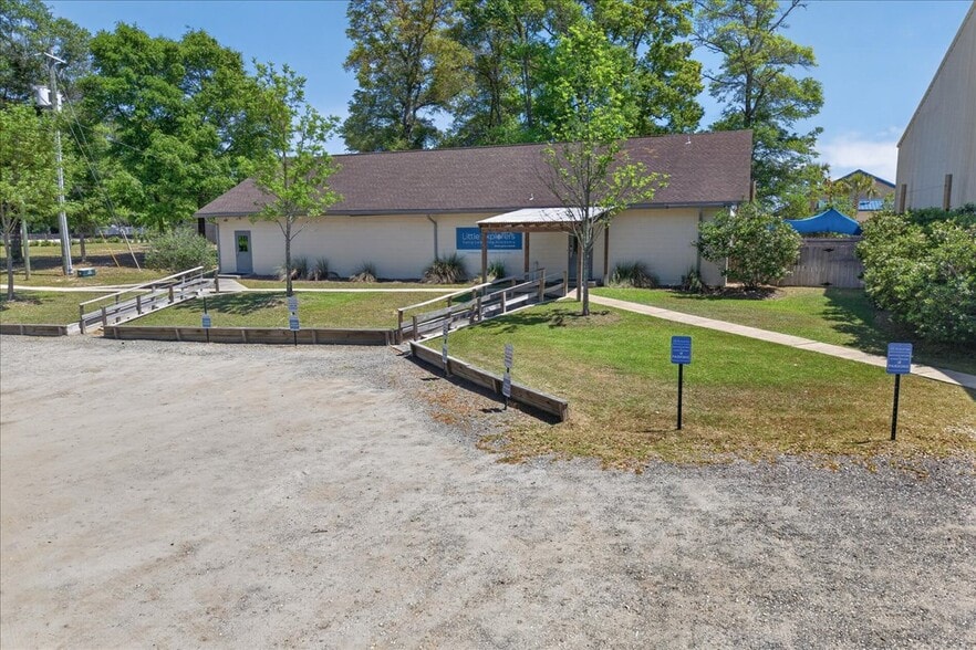 More Photos Of 100 Duggan Ave, Crestview Specialty For Sale