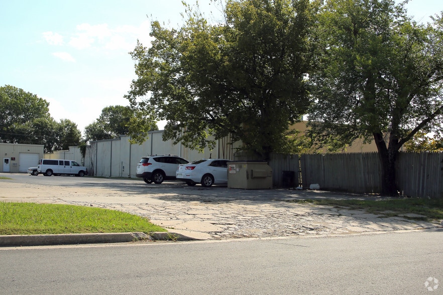 More Photos Of 305 N Redbud Ave, Broken Arrow Warehouse For Lease