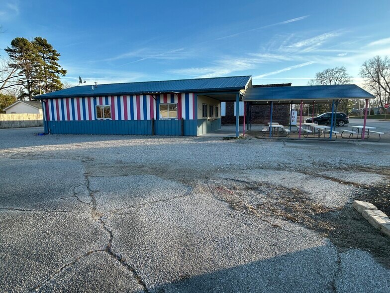 More Photos Of 1002 Cross st, Robinson Restaurant For Sale