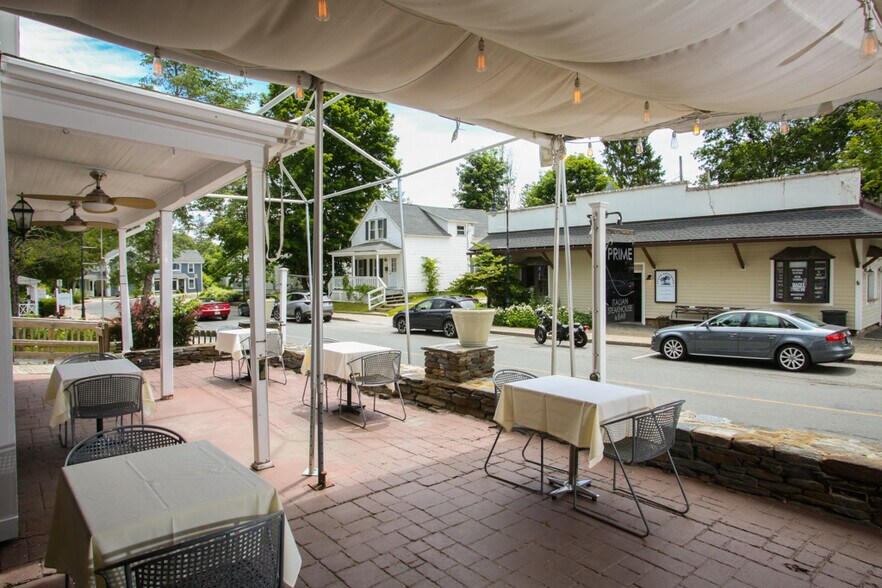 More Photos Of 15 Franklin St, Lenox Restaurant For Lease