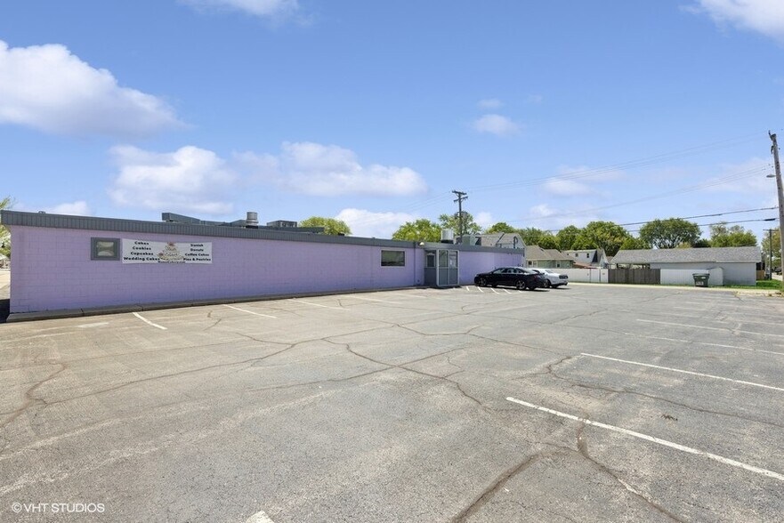 More Photos Of 800 W Broadway St, Bradley General Retail For Sale