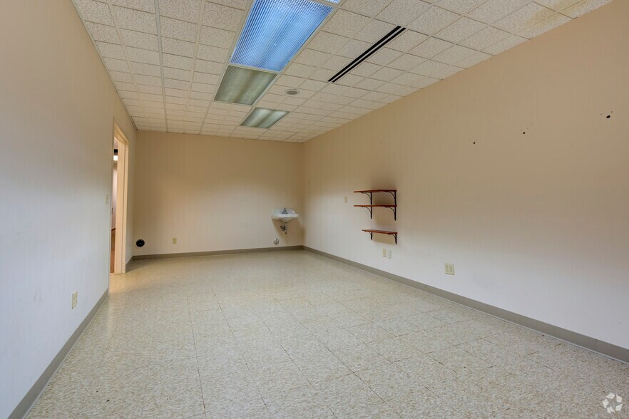 More Photos Of 2370 S Linden Rd, Flint Office For Lease