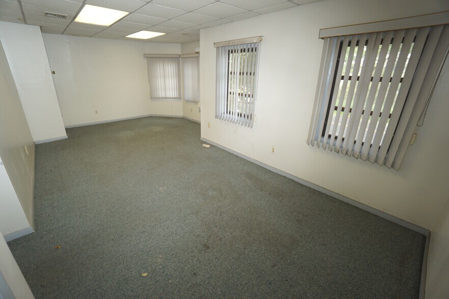 More Photos Of 924 N Wood Ave, Linden Medical For Lease
