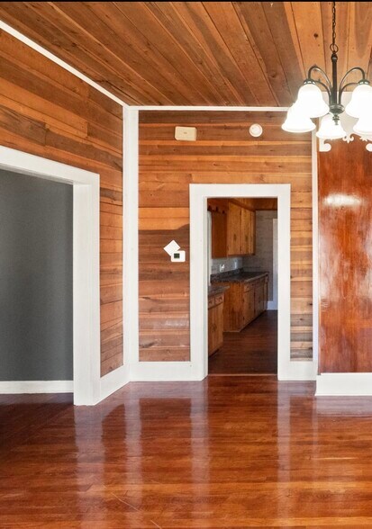 More Photos Of 615 E Main St, Scottsville Flex For Sale