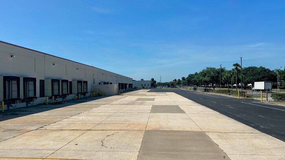 More Photos Of 7475 Chancellor Dr, Orlando Warehouse For Lease