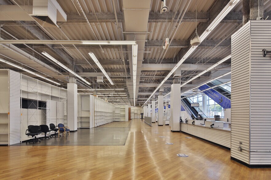 More Photos Of 11854 W Olympic Blvd, Los Angeles Freestanding For Lease