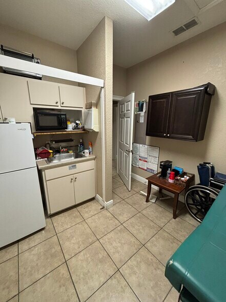 More Photos Of 7005-7011 Nightwalker Rd, Brooksville Medical For Lease
