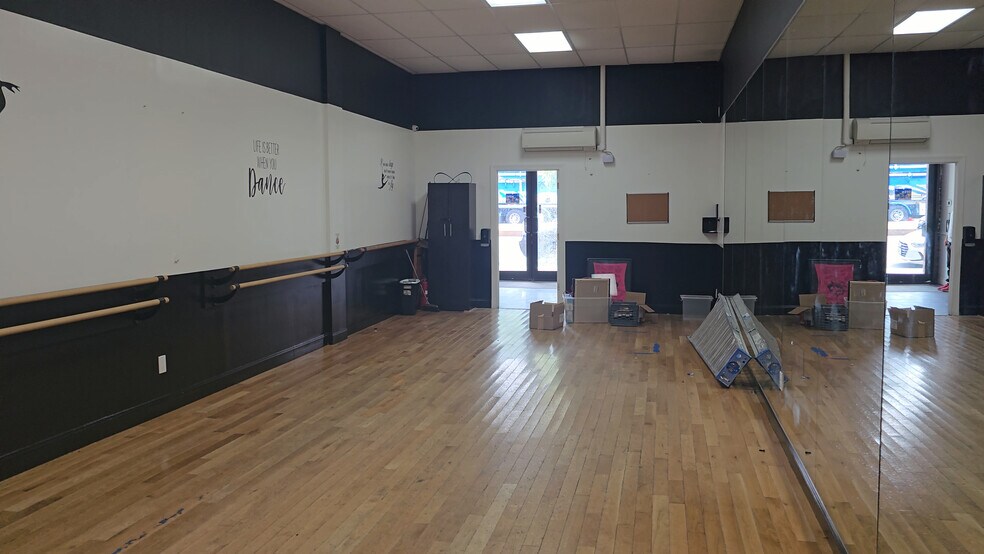 More Photos Of 10801 Atlantic Ave, Richmond Hill Freestanding For Lease