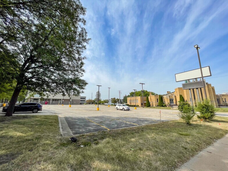 More Photos Of 1201 E State St, Rockford General Retail For Sale