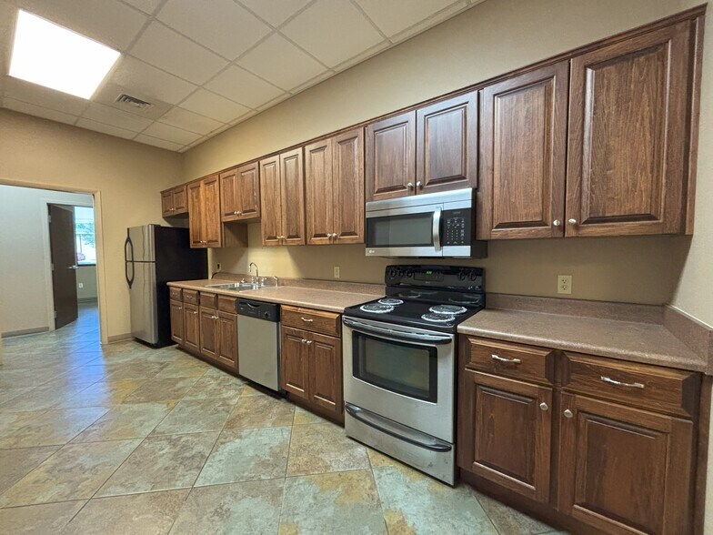 More Photos Of 25 E Nine One Half Mile Rd, Pensacola Office For Lease