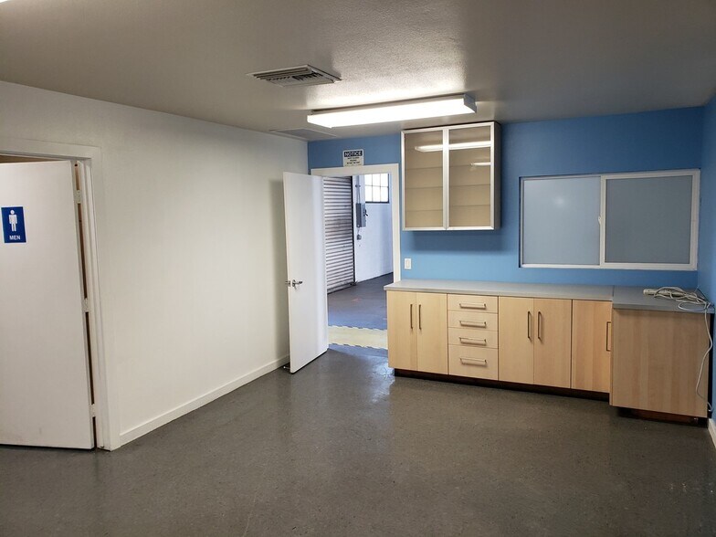 More Photos Of 147 W 155th St, Gardena Veterinarian Kennel For Sale