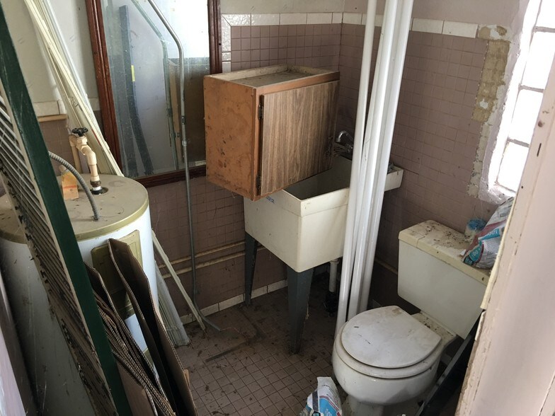 More Photos Of 390 State St N, Eden Valley Freestanding For Sale