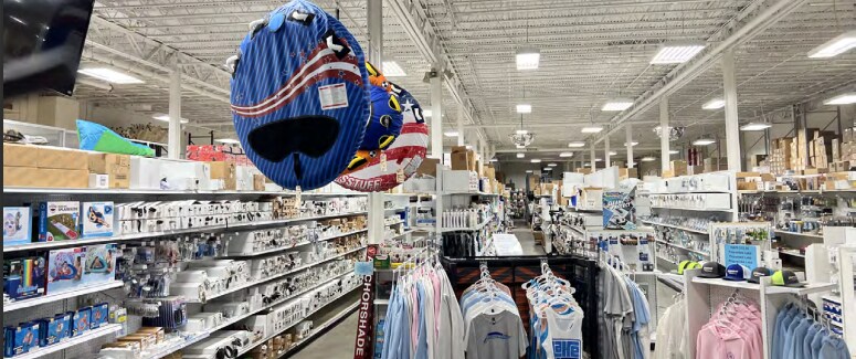 More Photos Of 1045 Hickory St, Pewaukee Warehouse For Lease