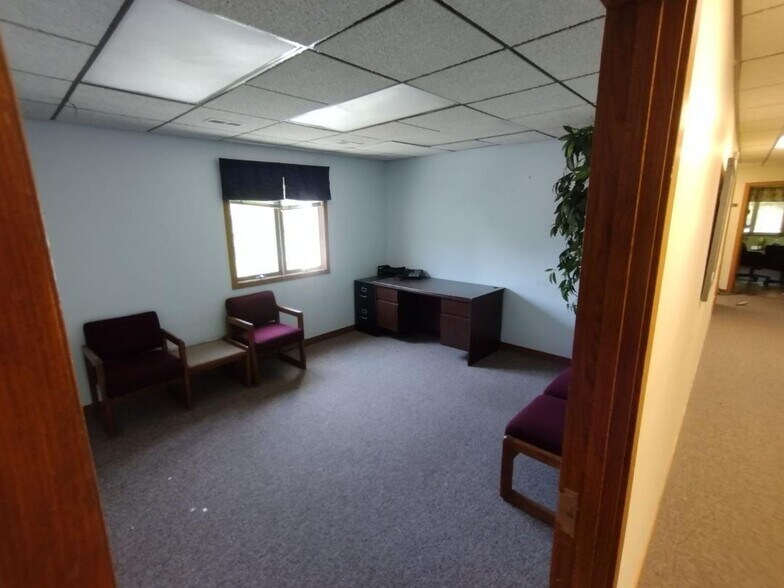 More Photos Of 474 Summit St, Elgin Office For Lease