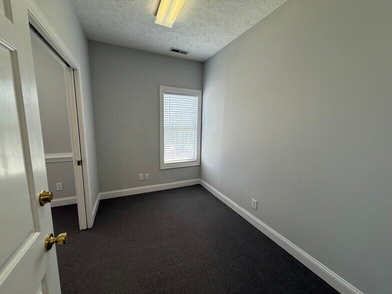 More Photos Of 2936 Breezewood Ave, Fayetteville Office For Lease