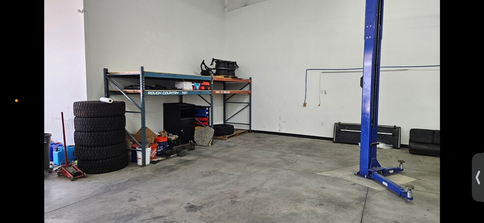 More Photos Of 110 E 4000 N, Hyde Park Auto Repair For Lease