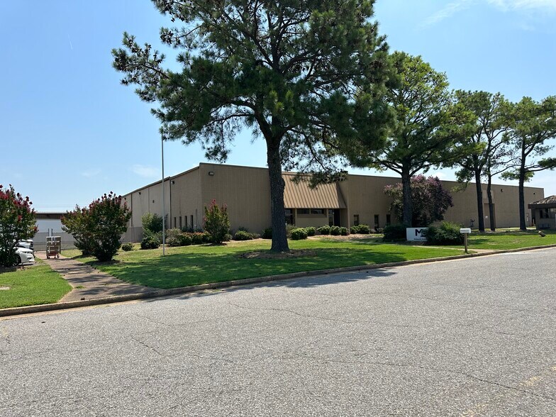 More Photos Of 8706 Deerfield Dr, Olive Branch Warehouse For Lease